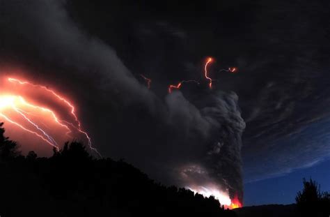 Puyehue Volcano eruption in Chile covers Lake Nahuel Huapi in Argentina with ash video - Strange ...