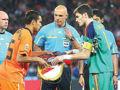 Howard Webb, a referee who stews in controversies - Vanguard News