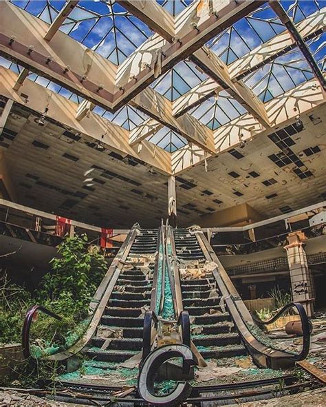 De 455 bästa Abandoned Malls-bilderna på Pinterest | Övergivna platser, Abandoned buildings och ...