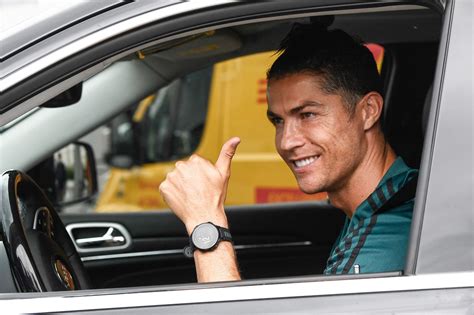 Cristiano Ronaldo reports to Juventus, gives thumbs up | KARK