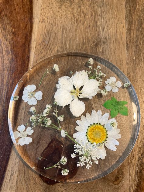 Gorgeous Flower Coaster. Dried flowers encased in epoxy resin. | Etsy