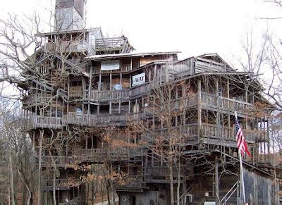 LA CASA SULL'ALBERO PIU' GRANDE DEL MONDO - ILROLLA - video divertenti