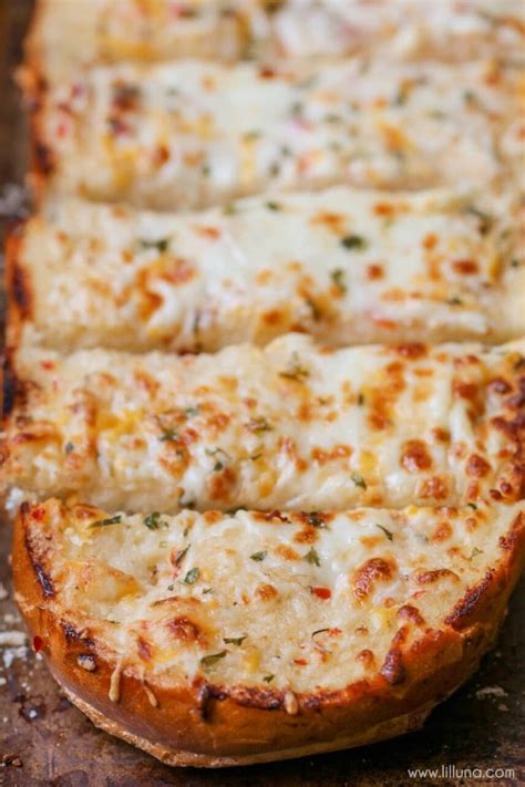 Cheesy Garlic Bread Recipe (+VIDEO) | Lil' Luna