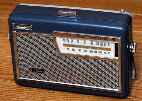 https://flic.kr/p/2iAHxVu | Vintage Toshiba Transistor Radio, Model 10TL-429F, FM-AM Bands, 10 ...