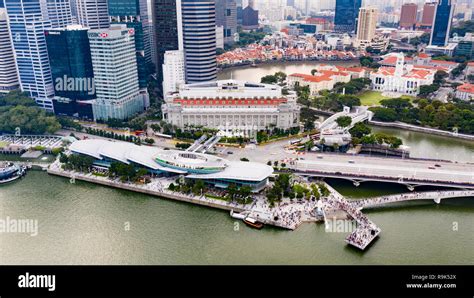 One Fullerton Mall, Merlion, Fullerton Hotel, Marina Bay waterfront, Singapore Stock Photo - Alamy