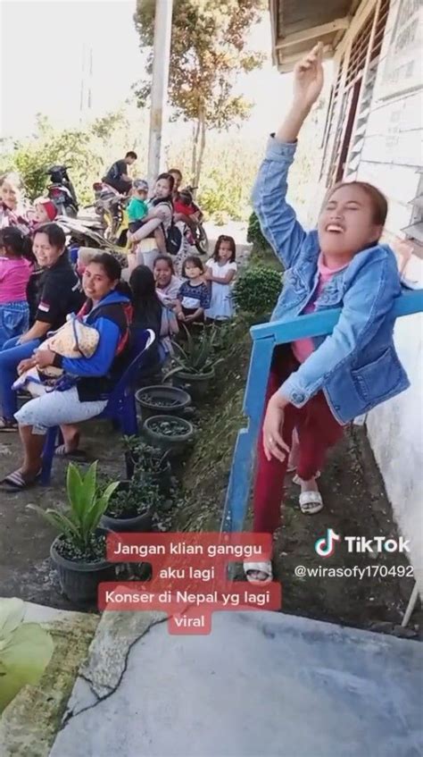 10 Meme Parodi Penonton Konser di Nepal yang Viral