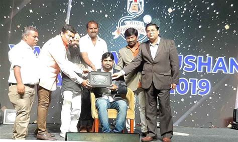 JNTU-Hyderabad student gets HMTV award