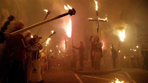 Lewes Bonfire: Town gears up for annual celebration - BBC News