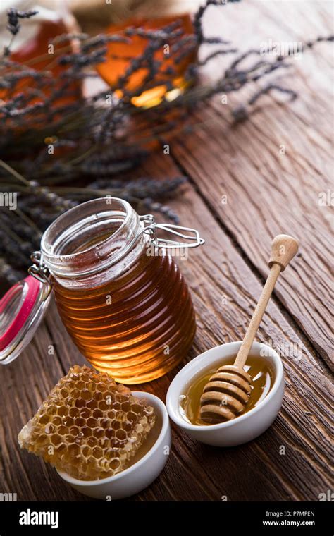 Jar of honey with honeycomb Stock Photo - Alamy