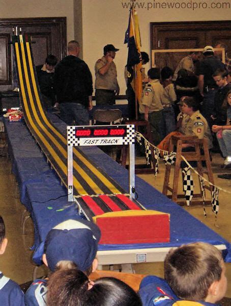 pinewood-derby-race-track-finish-line-picture-08