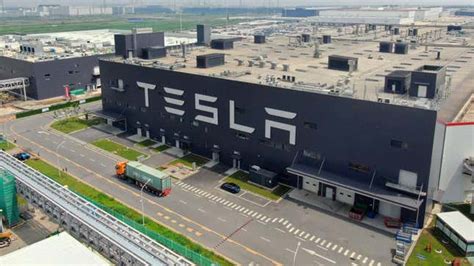 Chinese Tesla Workers Are Tweeting at Elon Musk Over Bonus Cuts