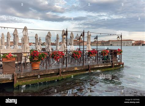 Outdoor restaurant seating Stock Photo - Alamy