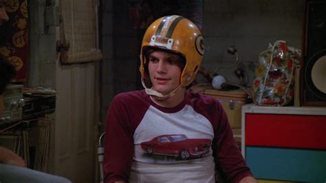 Riddell Helmet Of Ashton Kutcher As Michael Kelso In That '70s Show S02E10 "Red's Birthday" (1999)