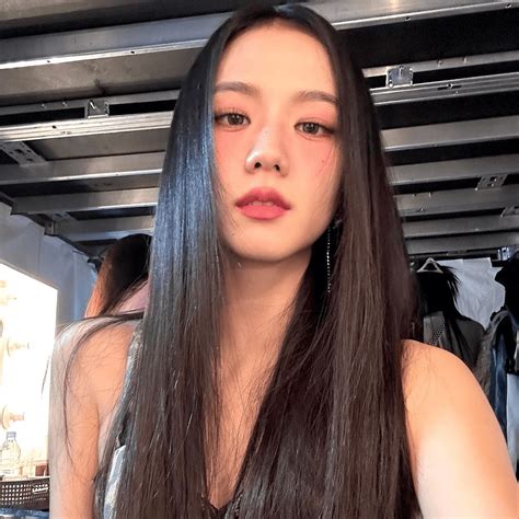 Blackpink's Jisoo Just Debuted "Hepburn Bangs" at Paris Fashion Week