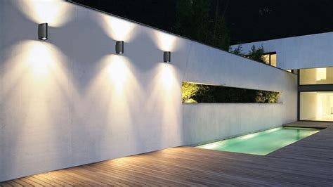 Ideas de iluminación exterior moderna para terrazas y piscinas. http://www.ptdecoracion ...