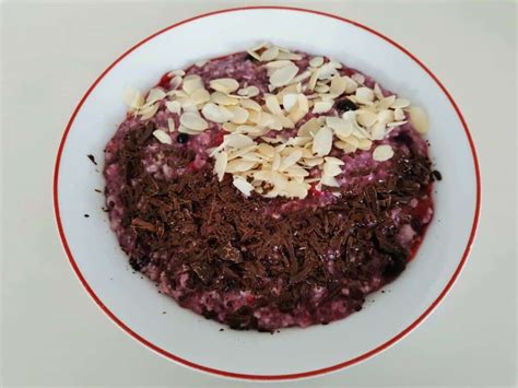 Frozen Berries Oatmeal Recipe (For A Low Sugar Breakfast) | Happy Hearty Home