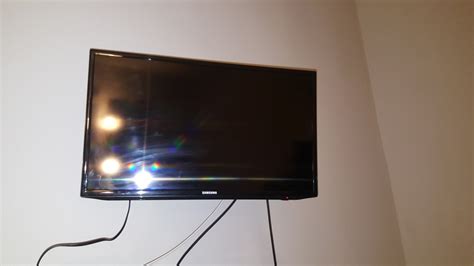 SAMSUNG 32 INCH SMART TV WITH WALL BRACKET - Never Liked It Anyway