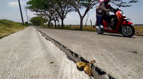 Jalan Beton Sepanjang 300 Meter di Grobogan Bergeser 10 Cm, Puluhan Pengendara Terjatuh