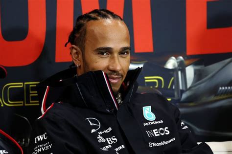 Waarom Lewis Hamilton 'zich niet kan veroorloven om gas terug te nemen' in laatste Mercedes ...