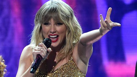 Taylor Swift signs with Universal Music Publishing Group | Fox Business