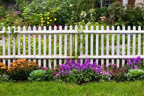 Beautiful White Fence Landscaping Ideas - Garden Lovers Club | Cerca de ...