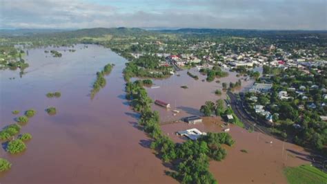 Three people killed in flooding, evacuations in Gympie as BOM issues ...