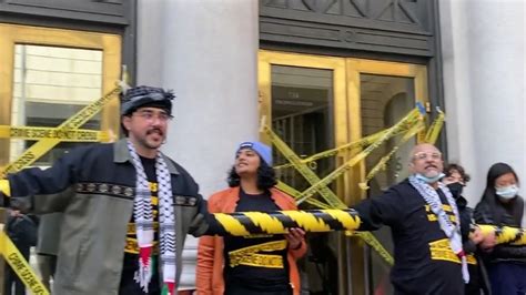 Protestors block Israeli consulate in S.F. on Yom HaShoah – J.