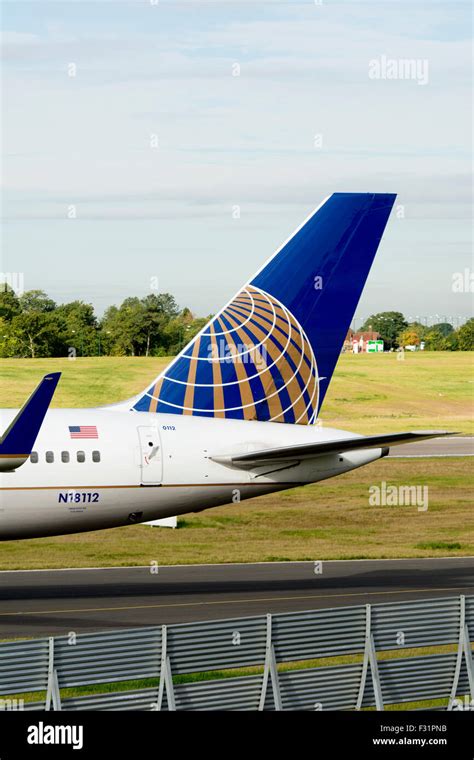 Boeing 757 tail hi-res stock photography and images - Alamy