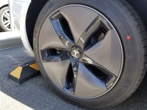 How to remove Tesla Model 3 aero wheel covers