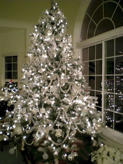 48 Stunning White Christmas Tree Ideas To Decorate Your Interior ...