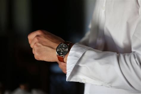 Free picture: wristwatch, shirt, white, side view, man, people, time, indoors, business, hand