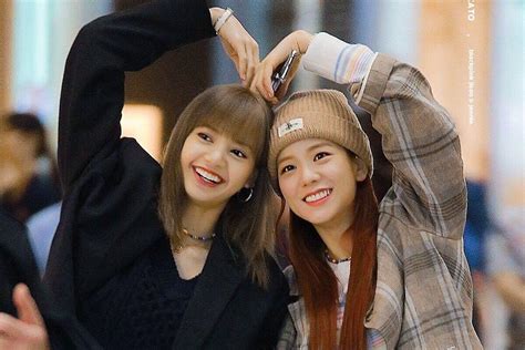 BLACKPINK's Lisa responds to a proposal of marriage together with Jisoo