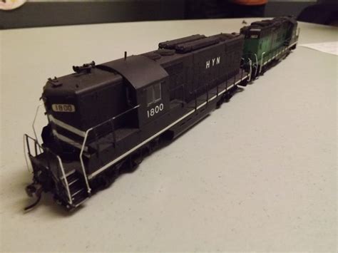 Winnipeg Model Railroad Club: Rob Sarna changes paint schemes of former ...