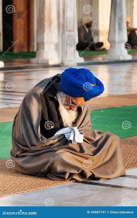 Sikh Man Praying in Golden Temple in the Early Morning. Amritsar. India Editorial Photography ...