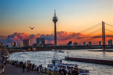 Düsseldorfer Rheinuferpromenade | Düsseldorf altstadt, Düsseldorf ...