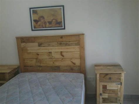 Bedroom Furniture Refurbish with Pallets - Easy Pallet Ideas