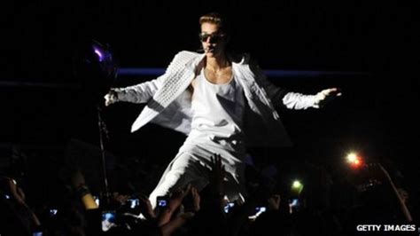 Justin Bieber 'sorry' over Argentina flag 'disrespect' - BBC News