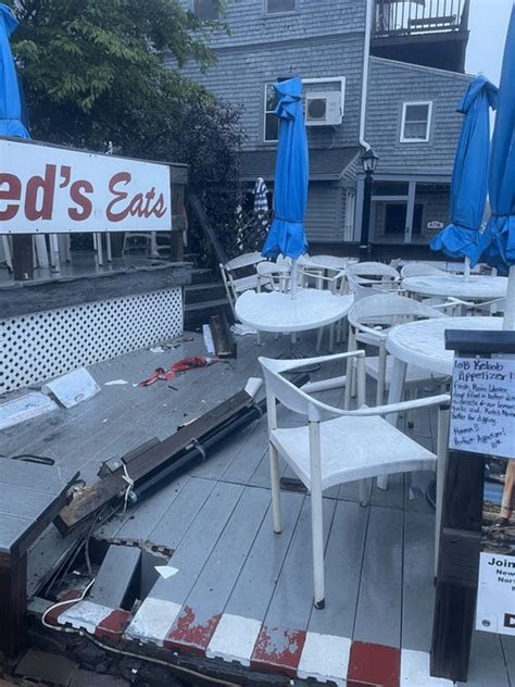 UPS driver crashes truck into deck of Red's Eats food stand – United States KNews.MEDIA