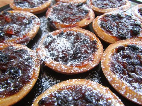 Sweet mince pies with Mary Berry's pastry