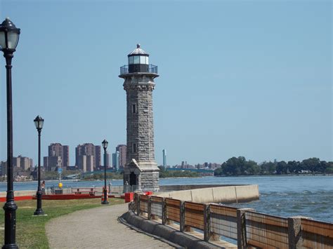 The lighthouse on Roosevelt Island, NYC Roosevelt Island, Cn Tower ...