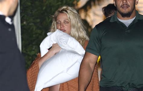 Britney Spears shows off bruised, swollen foot after hotel fight