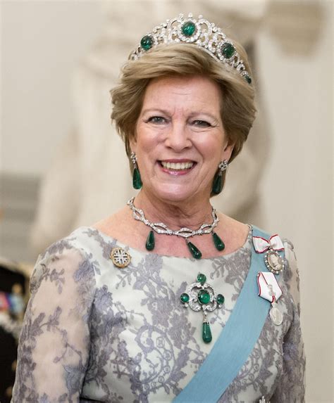 Tiaras from Queen Anne-Marie of Greece – KEEP SMILING