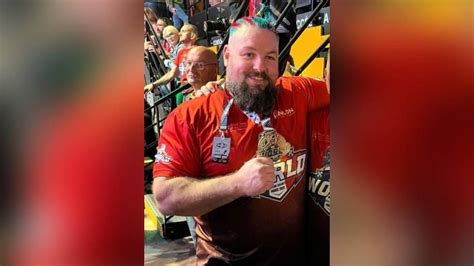 World Arm Wrestling Championships: Dean Bolt wins heavyweight title - BBC News