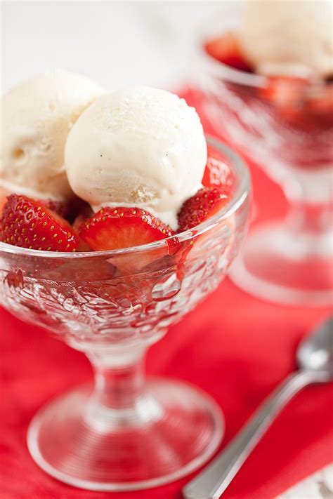 Vanilla ice cream with strawberries - ohmydish.com