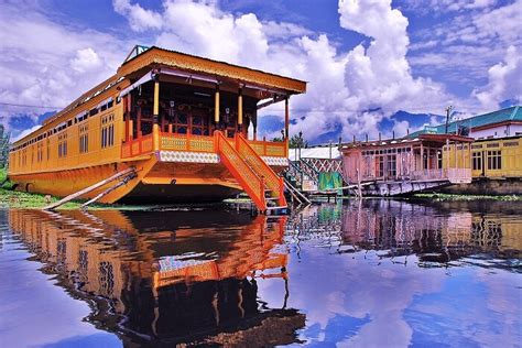 Houseboats In Srinagar: Luxury Amidst Serenity