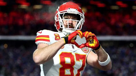 Mahomes-Kelce connection makes NFL history after touchdown