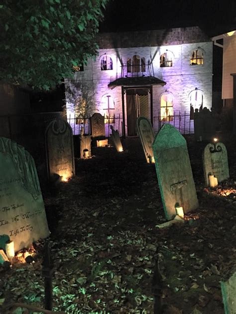 20+ Graveyard Haunted House Ideas – The Urban Decor