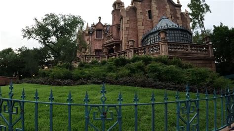 Beginner’s Guide: The Haunted Mansion ride at Disney World 2024