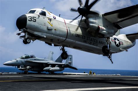 US Navy C-2A Greyhound lands on USS George Washington (CVN 73) [4256 x 2832] : r/MilitaryPorn