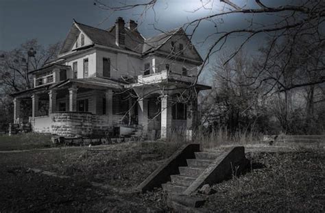 26 Hauntingly Beautiful Photos of Abandoned Homes Across America